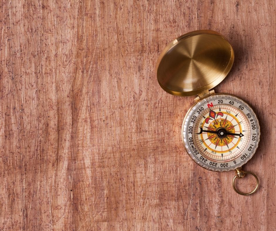 Auf dem Bild ist ein Kompass zu sehen, er steht für den roten Faden, die eine Kita-Konzeption allen Beteiligten vorgibt