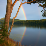 Ein Regenbogen über einem Fluss