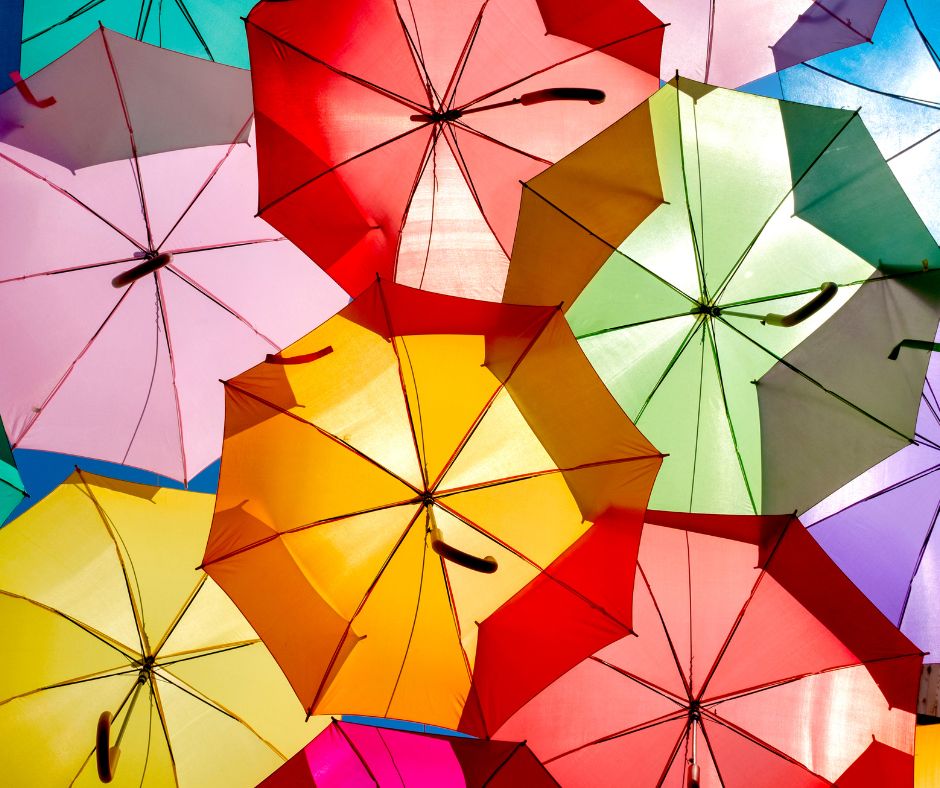 Aufgespannte bunte Regenschirme